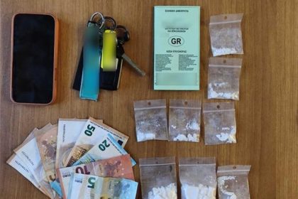 Σύλληψη 32χρονου στον Βόλο με οκτώ συσκευασίες κοκαΐνης – Χειροποίητη πινακίδα κυκλοφορίας στην μοτοσικλέτα του προκάλεσε τον αστυνομικό έλεγχο