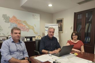 Τρεις ιατροί με μπλοκάκι στο Κέντρο Υγείας Βόλου