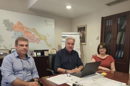 Τρεις ιατροί με μπλοκάκι στο Κέντρο Υγείας Βόλου