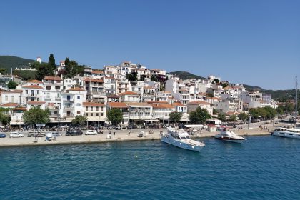 Ανήλικοι με μαχαίρια έκλεψαν δίκυκλο στη Σκιάθο – Συνελήφθησαν και οι γονείς τους για παραμέληση