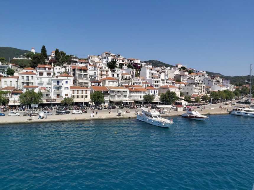 Ανήλικοι με μαχαίρια έκλεψαν δίκυκλο στη Σκιάθο – Συνελήφθησαν και οι γονείς τους για παραμέληση