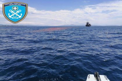 Σύλληψη 40χρονου πλοιάρχου φορτηγού πλοίου για ρύπανση με υπολείμματα βωξίτη θαλάσσιας περιοχής του Βόλου κοντά τις Πλάκες Γορίτσας