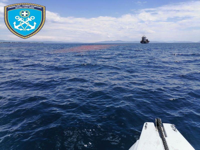 Σύλληψη 40χρονου πλοιάρχου φορτηγού πλοίου για ρύπανση με υπολείμματα βωξίτη θαλάσσιας περιοχής του Βόλου κοντά τις Πλάκες Γορίτσας