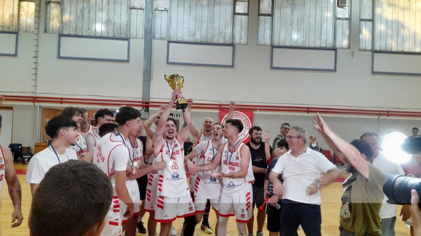 Πανηγυρισμοί για την άνοδο της ανδρικής ομάδας μπάσκετ του Ολυμπιακού Βόλου στη National League 2
