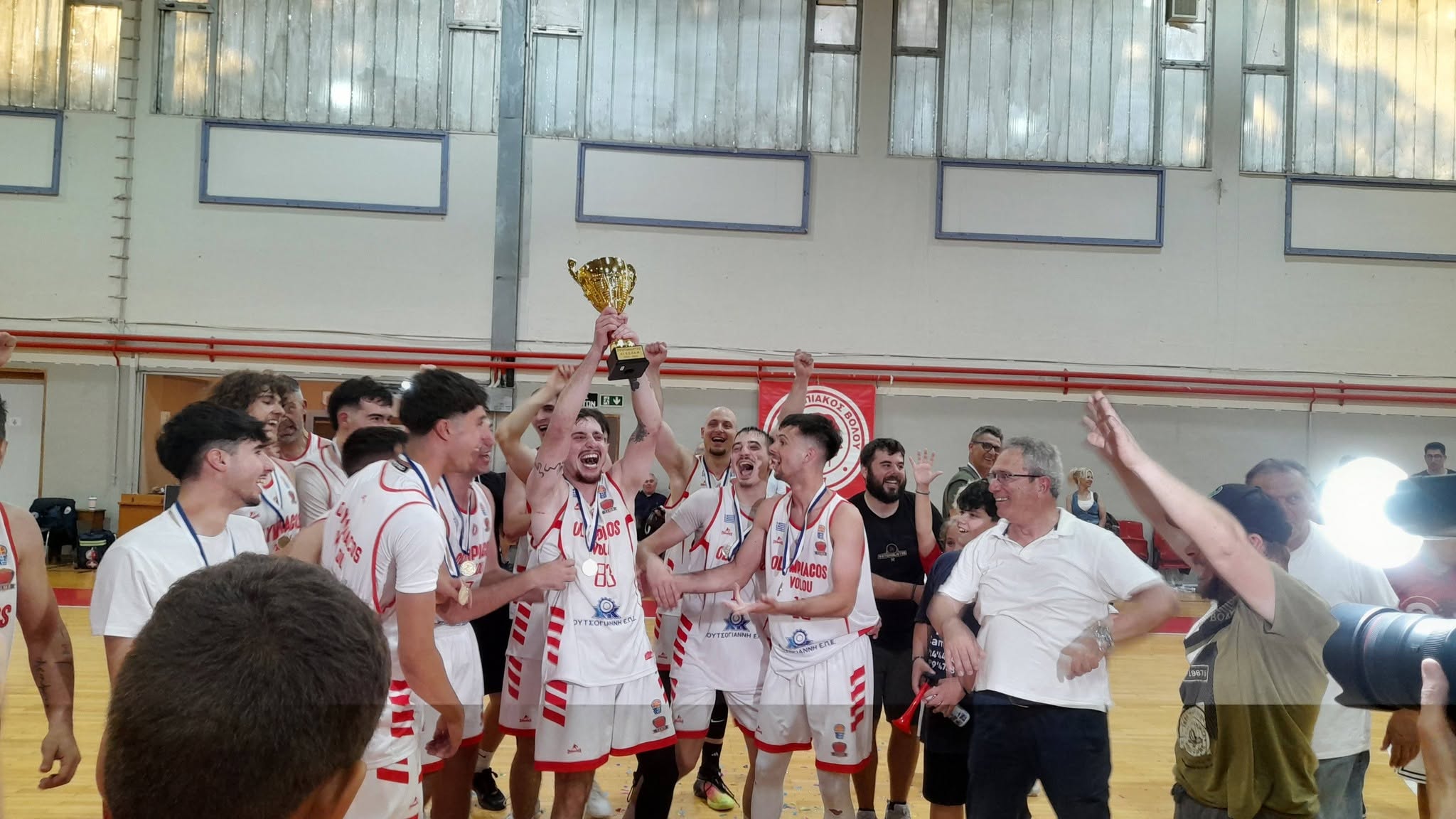 Πανηγυρισμοί για την άνοδο της ανδρικής ομάδας μπάσκετ του Ολυμπιακού Βόλου στη National League 2
