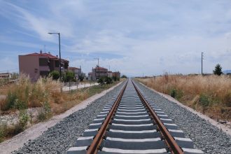 Σε εξέλιξη οι εργασίες ανακατασκευής της σιδηροδρομικής γραμμής Λάρισα – Βόλος (εικόνες)