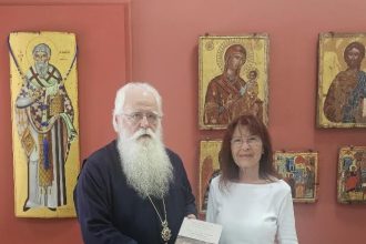 Το λεύκωμα για τον Ιερό Ναό Αγίου Νικολάου Χορευτού Πηλίου στον Μητροπολίτη Δημητριάδος