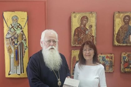 Το λεύκωμα για τον Ιερό Ναό Αγίου Νικολάου Χορευτού Πηλίου στον Μητροπολίτη Δημητριάδος