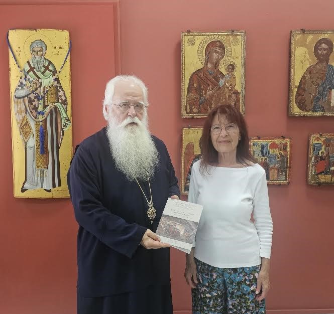 Το λεύκωμα για τον Ιερό Ναό Αγίου Νικολάου Χορευτού Πηλίου στον Μητροπολίτη Δημητριάδος