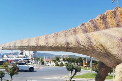 Στάση στον κόμβο Δημαρχείου Βόλου για τον …τυραννόσαυρο Ρεξ (εικόνες)