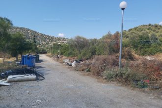 Σκουπιδότοπος και πάλι η έκταση δίπλα στο παραλιακό γήπεδο της Κριθαριάς Βόλου (εικόνες)