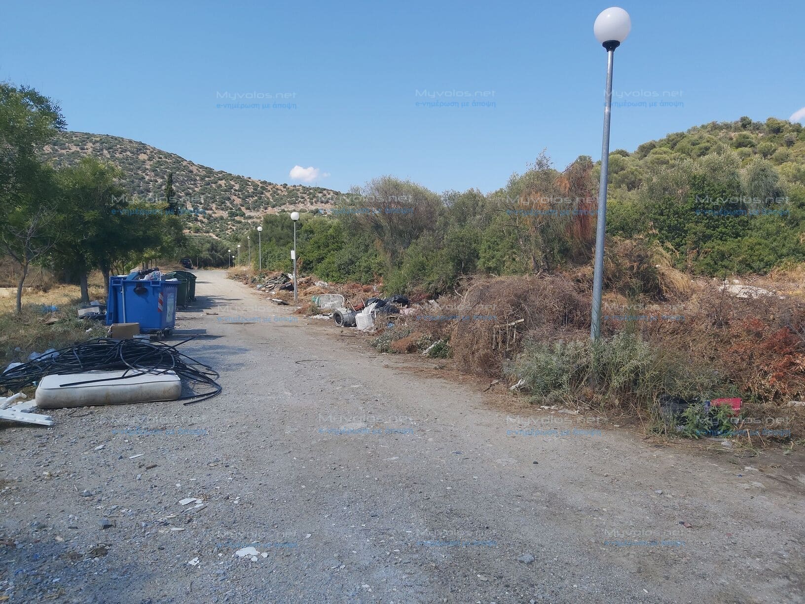 Σκουπιδότοπος και πάλι η έκταση δίπλα στο παραλιακό γήπεδο της Κριθαριάς Βόλου (εικόνες)