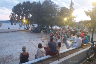 Συλλαλητήριο κατά της καύσης σκουπιδιών, προσφυγή στο ΣτΕ, μπλοκάρισμα σε πλοία στις εγκαταστάσεις της ΑΓΕΤ αποφασίστηκαν σε συνέλευση πολιτών στον Βόλο (εικόνες)