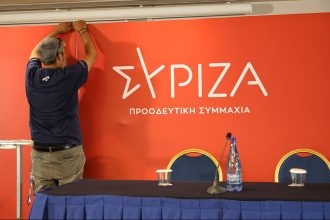 Παραιτείται και παραδίδει την έδρα του ο Βασ. Κόκκαλης – Ανεξάρτητος βουλευτής ο Αλ. Μεϊκόπουλος – ΣΥΡΙΖΑ: Όποιος αποχωρεί να παραδώσει την έδρα του 