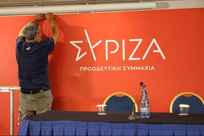Παραιτείται και παραδίδει την έδρα του ο Βασ. Κόκκαλης – Ανεξάρτητος βουλευτής ο Αλ. Μεϊκόπουλος – ΣΥΡΙΖΑ: Όποιος αποχωρεί να παραδώσει την έδρα του 