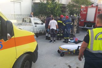 Έπεσε σε σταθμευμένα οχήματα στην οδό Κάδμου με Βρυούλων στη Ν. Ιωνία Βόλου και εγκλωβίστηκε στο ντελαπαρισμένο ΙΧ του (pics & vid)
