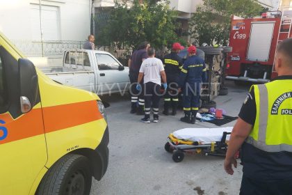 Έπεσε σε σταθμευμένα οχήματα στην οδό Βρυούλων στη Ν. Ιωνία Βόλου και εγκλωβίστηκε στο ντελαπαρισμένο ΙΧ του (pics & vid)