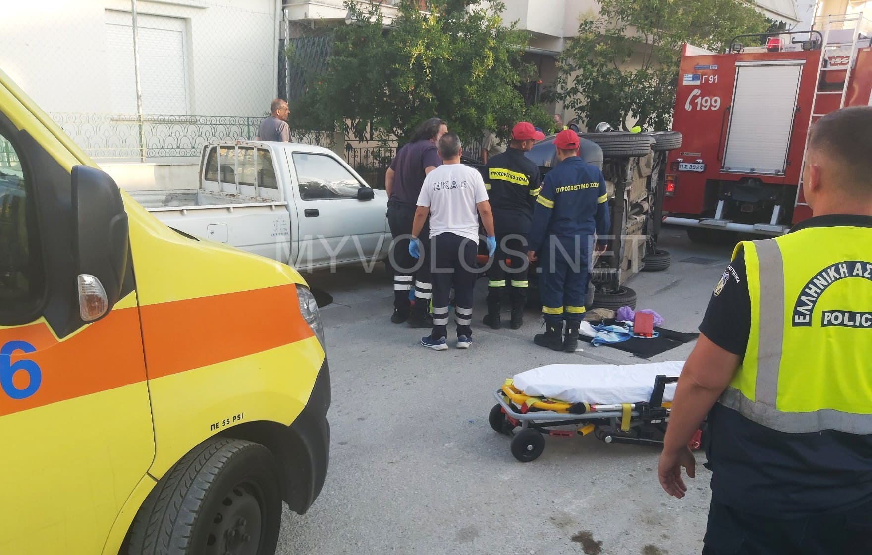 Έπεσε σε σταθμευμένα οχήματα στην οδό Βρυούλων στη Ν. Ιωνία Βόλου και εγκλωβίστηκε στο ντελαπαρισμένο ΙΧ του (pics & vid)