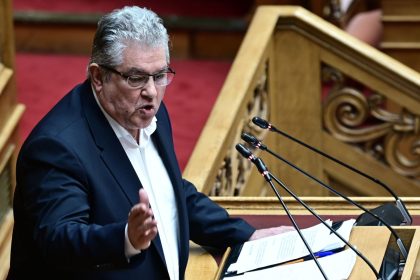 Στο στόχαστρο Κουτσούμπα ΕΛΑΣ και ΠΑΣΟΚ: «Αέρας κοπανιστός» – Tο «παρών» ΠΑΣΟΚ ισοδυναμεί με «ναι»