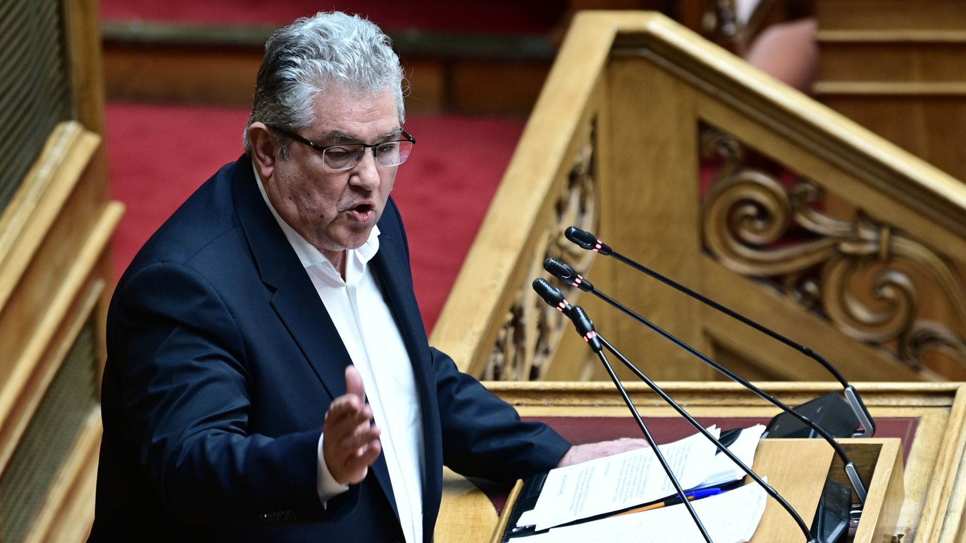 Στο στόχαστρο Κουτσούμπα ΕΛΑΣ και ΠΑΣΟΚ: «Αέρας κοπανιστός» – Tο «παρών» ΠΑΣΟΚ ισοδυναμεί με «ναι»