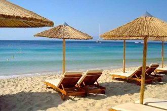Νοίκιαζαν στη Σκόπελο ξαπλώστρες σε εκτάσεις του δημοσίου τις οποίες είχαν καταπατήσει