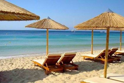 Νοίκιαζαν στη Σκόπελο ξαπλώστρες σε εκτάσεις του δημοσίου τις οποίες είχαν καταπατήσει