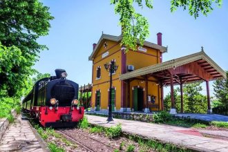 Τρενάκι Πηλίου: Νέα δρομολόγια τον Αύγουστο για τον «μουτζούρη»