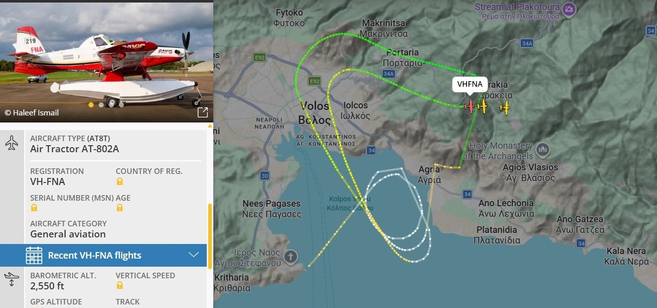 Τρία πυροσβεστικά αεροσκάφη κάνουν ρίψεις νερού σε φωτιά κοντά στον Άγιο Λαυρέντιο Πηλίου