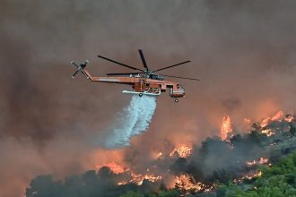 Συγκρούστηκαν δύο πυροσβεστικά ελικόπτερα που επιχειρούσαν στη φωτιά της Ψάθας – Εντοπίστηκαν τραυματισμένα δύο μέλη από τα πληρώματα