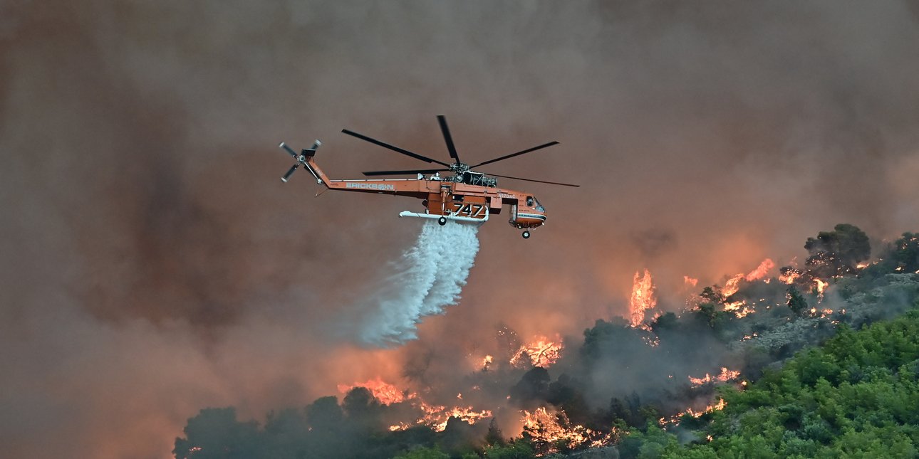 Συγκρούστηκαν δύο πυροσβεστικά ελικόπτερα που επιχειρούσαν στη φωτιά της Ψάθας – Εντοπίστηκαν τραυματισμένα δύο μέλη από τα πληρώματα