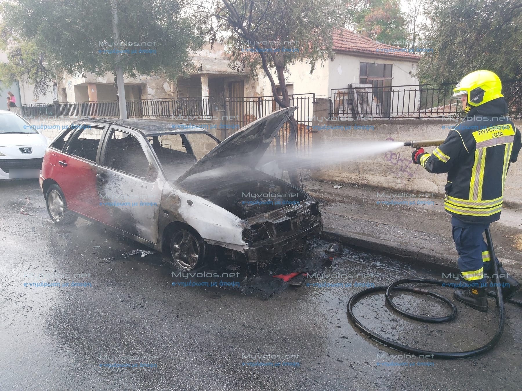 Φωτιά σε σταθμευμένο ΙΧ στη Νέα Ιωνία Βόλου, κοντά στο στρατόπεδο Γεωργούλα (pics & vid)