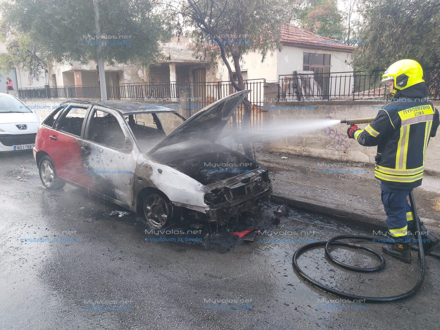 Φωτιά σε σταθμευμένο ΙΧ στη Νέα Ιωνία Βόλου, κοντά στο στρατόπεδο Γεωργούλα (pics & vid)