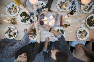 Πώς να οργανώσεις το πρώτο dinner party στο σπίτι σου
