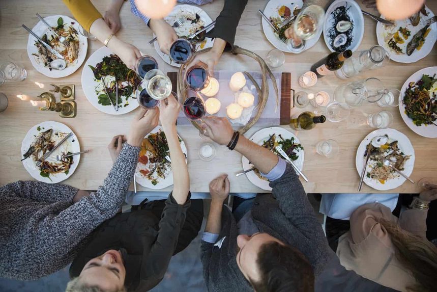 Πώς να οργανώσεις το πρώτο dinner party στο σπίτι σου