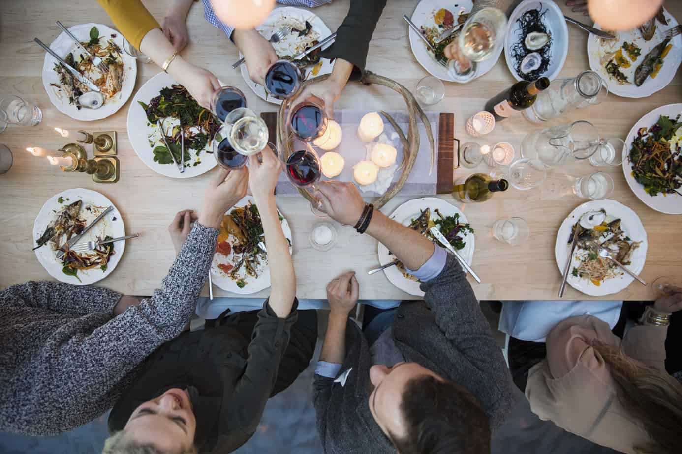 Πώς να οργανώσεις το πρώτο dinner party στο σπίτι σου