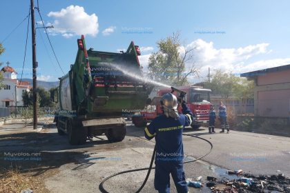 Φωτιά σε απορριμματοφόρο στον Βόλο, πίσω από τον ΟΑΕΔ, μετά το άδειασμα κάδου που περιείχε κάρβουνα – Λαχτάρισαν οδηγός και πλήρωμα αλλά αντέδρασαν άμεσα (pics & vid)