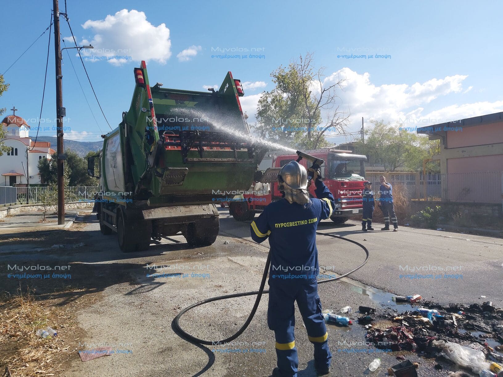 Φωτιά σε απορριμματοφόρο στον Βόλο, πίσω από τον ΟΑΕΔ, μετά το άδειασμα κάδου που περιείχε κάρβουνα – Λαχτάρισαν οδηγός και πλήρωμα αλλά αντέδρασαν άμεσα (pics & vid)