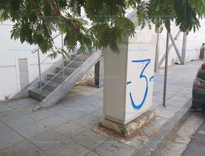 Καμπίνες οπτικών ινών σε πεζοδρόμια του Βόλου δυσχαιρένουν πεζούς και οχήματα – Προβλήματα ορατότητας σε διασταυρώσεις στους χρήστες του οδικού δικτύου
