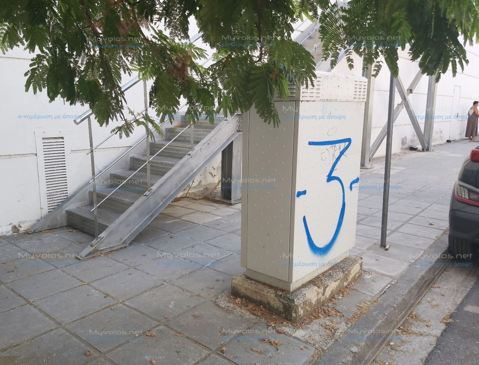 Καμπίνες οπτικών ινών σε πεζοδρόμια του Βόλου δυσχαιρένουν πεζούς και οχήματα – Προβλήματα ορατότητας σε διασταυρώσεις στους χρήστες του οδικού δικτύου