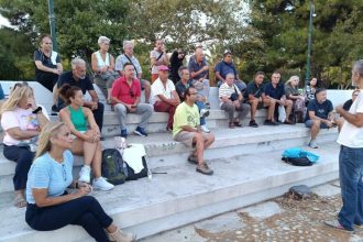 Ανοιχτή συγκέντρωση στο θεατράκι Αναύρου φίλων και μελών του κόμματος Καρυστιανού εν όψει της επίσκεψής της στον Βόλο την Παρασκευή