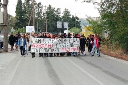 Ξεσηκωμός γονέων και μαθητών στο Διμήνι για τον δρόμο χωρίς πεζοδρόμια – Διαμαρτυρία για την μη δωρεάν μετακίνηση με λεωφορεία