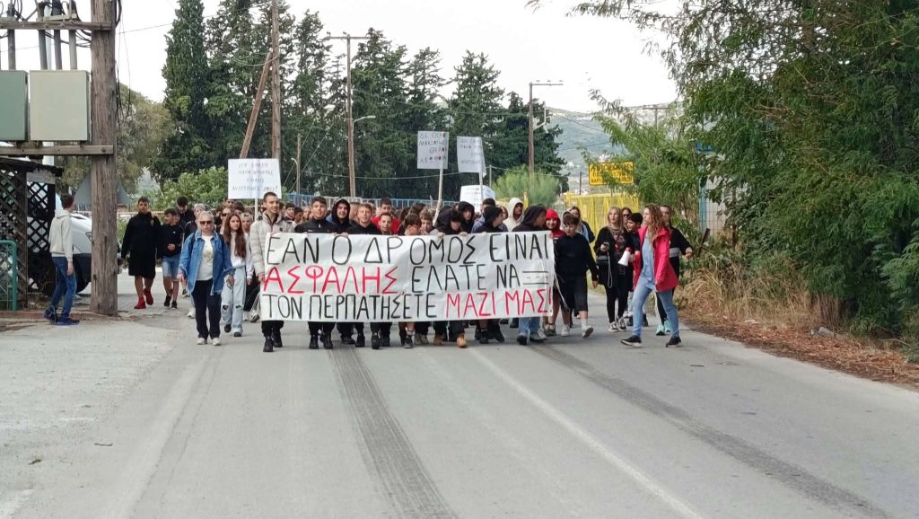 Ξεσηκωμός γονέων και μαθητών στο Διμήνι για τον δρόμο χωρίς πεζοδρόμια – Διαμαρτυρία για την μη δωρεάν μετακίνηση με λεωφορεία