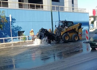 Μεγάλη ζημιά στο δίκτυο υδροδότησης Βόλου προκάλεσαν εργασίες οπτικών ινών στην περιοχή του Νοσοκομείου – Εντολή Μπέου για νομικές ενέργειες σε βάρος του εργολάβου