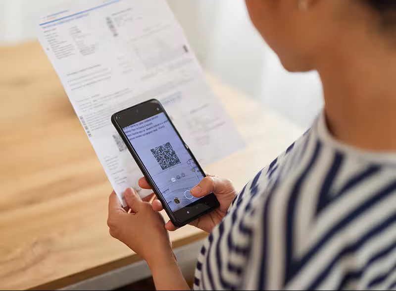 Σκανάρεις και… χάνεις χρήματα: Η νέα απάτη με QR και σε φακέλους αλληλογραφίας (Quishing)