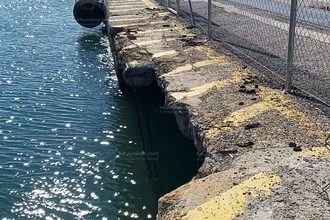 Κατέρρευσε τμήμα κρηπιδώματος στην κεντρική προβλήτα Βόλου δίπλα στη διαδρομή πεζών (εικόνες)