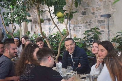 Στον Βόλο ο Αλ. Τσίπρας και πρώτη συνάντηση με νεολαία: “Πρέπει επιτέλους να τελειώνουμε με την κυβέρνηση Μητσοτάκη” (pics & vid)
