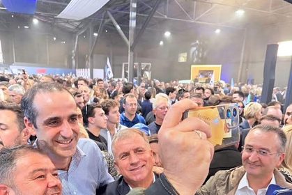 Η θερμή υποδοχή στον Γρηγόρη Δημητριάδη στην εκδήλωση για τα 52χρόνια της ΝΔ