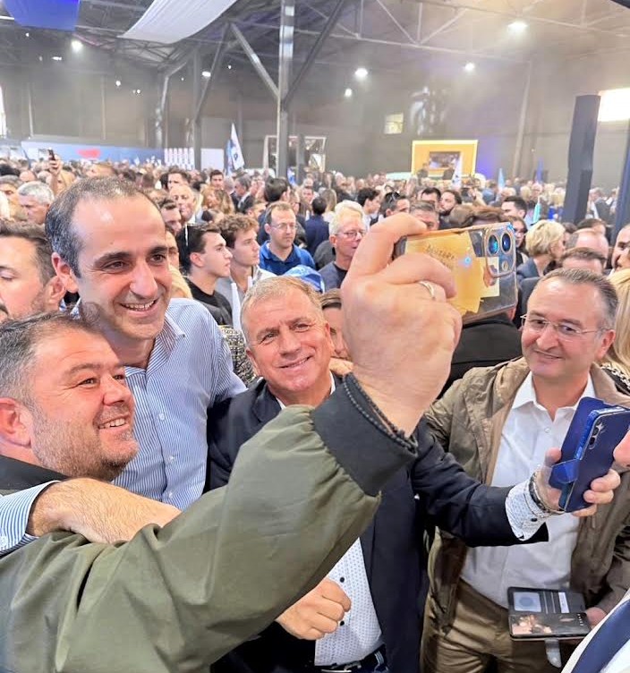 Η θερμή υποδοχή στον Γρηγόρη Δημητριάδη στην εκδήλωση για τα 52χρόνια της ΝΔ