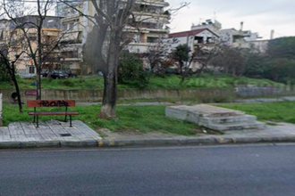 530 κάτοικοι πέριξ του χειμάρρου Αναύρου ζητούν επανατοποθέτηση ξύλινης πεζογέφυρας και επισημαίνουν τυχόν ποινικές ευθύνες σε περίπτωση τραυματισμού πολίτη εξαιτίας της απουσίας γέφυρας