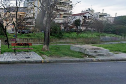 530 κάτοικοι πέριξ του χειμάρρου Αναύρου ζητούν επανατοποθέτηση ξύλινης πεζογέφυρας και επισημαίνουν τυχόν ποινικές ευθύνες σε περίπτωση τραυματισμού πολίτη εξαιτίας της απουσίας γέφυρας
